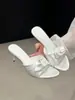 Sandalias de tiras abiertas con pliegues florales estilo hada para mujer, Verano 2026 Zapatillas de tacón de aguja de punta fina