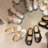 Sapatos Rasos Redondos Prateados Estilo Retro para Mulheres Outono 2026 Novo Estilo com Saias Sapatos Pequenos de Couro Estilo Ballet Francês Mary Jane