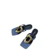 Chanclas de diseño único con hebilla de metal para mujer, nueva moda de verano 2026, sandalias de dedo versátiles para exteriores