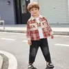 Conjunto Elegante para Meninos Primavera e Outono 2026 Novo Modelo, Roupa Casual Cool de Outono para Crianças Pequenas, Conjunto de Três Peças com Camisa de Manga Longa para Bebê