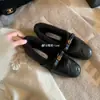 Zapatos Mary Jane Acolchados Estilo Chanel con Perlas y Flores de Camelia, Aumentan la Altura 3 cm, Mismo Estilo que los de Mamá Uva