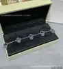 Pulseira Fina de Flor em V com Trevo de Quatro Folhas Banhada a Ouro com Cinco Flores, Espessamente Banhada a Ouro 18K, Trevo de Quatro Folhas Natural de Madrepérola Branca Pulseira da Sorte