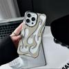 Funda de teléfono para iPhone 15 Pro Max con diseño de llama hueca galvanizada de marca de moda, resistente a caídas, suave, de 13/12 pulgadas