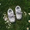 Zapatos para caminar para bebés niñas, colección otoño 2026, con diseño de lunares y lazo, un look dulce y elegante, con suelas antideslizantes y construcción de cuero suave y funcional