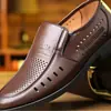 Zapatos de cuero calados para hombre sandalias de cuero de verano transpirables sandalias de cuero casual de negocios zapatos blancos para hombre de mediana edad y ancianos zapatos de papá