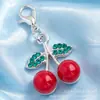 Exquisito colgante de cereza con incrustaciones de diamantes, efecto de goteo de aceite, llavero de fruta realista, accesorios decorativos DIY para bolsos