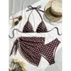 Marca independente 2026 Novo conjunto de biquíni sexy de três peças europeu e americano com saia de tule, maiô com amarração no pescoço, atacado de biquíni
