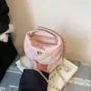 Bolsa de Mão Infantil Feminina Design de Nicho Moda Nova Primavera Estilo Chanel Corrente de Diamante Versátil Bolsa Transversal