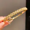 Pulsera con Cierre Trenzado de Raya Retorcida Entrelazada de Circonia Chapada en Oro Real de 18K Anillo de Mano de Moda Personalizable Sentido de Diseño Joyería para Manos para Mujeres