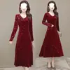 Vestido de veludo dourado com decote em V, nova coleção de primavera, vestido longo com mangas compridas em relevo 3D, design elegante e que afina, com uma saia ampla e esvoaçante