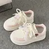 Zapatillas blancas de suela gruesa de estilo popular nuevo para mujer 2026, zapatillas deportivas casuales lindas y versátiles
