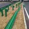 Los fabricantes producen barreras de seguridad de dos ondas para autopistas, barreras de seguridad anticolición de acero zincado con recubrimiento en spray para carreteras rurales y barreras de seguridad corrugadas galvanizadas