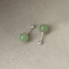 Aretes de botón con cuentas verdes incrustadas para mujer, simples, elegantes, combinables, retro, de lujo ligero, de alta gama, con cierre de rosca. Venta al por mayor.