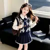 Conjunto de otoño para niña 2026 nuevo estilo: conjunto de tres piezas de ropa infantil con chaleco estilo JK universitario y falda plisada de policía conejo