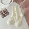 Meias de pelo de vison para mulheres, quentes e confortáveis para outono e inverno, prevenindo pés frios, meias para dormir com bordado de coração, forradas de fleece, atacado, meias versáteis para mulheres