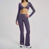 Conjunto de top de yoga de manga larga con cuello en V estilo europeo y americano para mujer, pantalones de yoga acampanados deportivos a la moda, conjunto de atuendo de yoga para correr y fitness