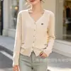 Cardigan de Tricô Liso e Estiloso com Gola V, Botões Pequenos Dourados para Mulheres, Outono 2026, Peça Versátil com Bordado de Laço