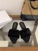 Pantuflas peludas de tacón grueso estilo francés para mujer, aptas para usar en exteriores, nuevo modelo de otoño 2026, pantuflas peludas de felpa de alta gama con punta