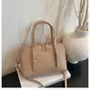 Bolsa de concha casual e estilosa com design de nicho, novo modelo da primavera de 2026, bolsa de ombro e transversal simples da moda para mulheres
