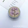 Caja de Pastillas Metálica Redonda de Tres Compartimentos Bordada con Planta y Flor Caja Portátil Fragante y Caja de Joyería con Calcomanía de Viento