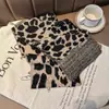 Nuevo Pañuelo Pequeño de Lana con Estampado de Leopardo 2025 para Mujer en Otoño e Invierno, Cálido y Versátil, Pareja Estudiante, Bufanda Tejida Estilo Maillard