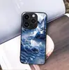 Funda de Teléfono Paisaje Pintura a Tinta Porcelana Azul y Blanca para Apple 15, Funda de Vidrio Anti-Caídas Estilo Antiguo Inspirada en Zen para iPhone 17