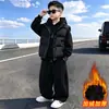 Conjunto de Chaleco de Felpa Plus para Niños Invierno 2026 Nuevo Conjunto de Tres Piezas Grueso Estilo Otoño/Invierno Guapo para Niños Medianos y Mayores Moderno