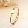 Pulsera de titanio y acero de alta gama transfronteriza con diamantes pulsera de acero inoxidable oro real de 18k galvanizado en horno pulsera abierta para mujer