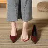 Nuevos zapatos planos de punta estilo francés 2026 para mujer, piel suave, diseño retro de tacón de gatito, tacón medio, apertura poco profunda, adecuados para uso profesional y de oficina, tacones altos versátiles
