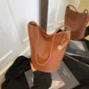 2025 Verão Novo Coreano Nicho Couro Macio Bolsa de Ombro de Grande Capacidade Simples e Versátil Bolsa Balde de Alto Valor para Mulheres