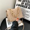 Bolso de hombro cruzado de cadena de verano 2023, bolso cuadrado pequeño de indentación a la moda, bolso de mano simple con hilo de bordado acanalado