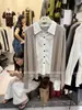 Suéter de Punto Trenzado Color Block Falso Dos Piezas Estilo Old Money Versión Coreana Otoño 2026 con Cuello Vuelta Acolchado y Diseño de Camisa de un Solo Botón