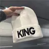 Chapéu de Tricô Bordado KING QUEEN Chapéu de Lã com Letras para Casal com Barra Outono Inverno Quente Versátil