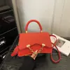 Bolsa Quadrada Pequena com Corrente Elegante e Moderna para Mulheres, Nova Tendência Popular de Verão 2026 com Textura, Bolsa de Ombro Transversal