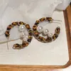 Pendientes Retro Europeos y Americanos de Otoño e Invierno con Estampado Geométrico de Leopardo en Piel Lujo Accesible Pendientes de Gama Alta Pendientes de Moda Elegantes y con Estilo para Mujer