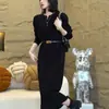 Vestido de tricô elegante com decote em V e cinto para mulheres, novo vestido longo de outono e inverno acima do joelho, modelagem solta, que valoriza a silhueta, vestido base de suéter