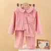 Ropa Nueva para Niños Conjunto para Estar en Casa Cuadros Cálido Terciopelo Solapa Bordado Muñeca Pijama para Niños