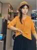 Blusa feminina de manga longa com decote V e detalhe em renda, popular, de malha de seda gelada, solta e modeladora, com proteção solar