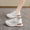 Novos Sapatos Femininos de Verão, Tênis Brancos Respiráveis de Malha, Estilo Coreano Versátil com Solado Espesso para Aumentar a Altura, Sapatos Esportivos Casuais 'Dad Shoes'
