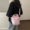 Otoño e Invierno Ligera Versátil Tela de Nylon Bolso de Cubo de Mano para Mujer 2026 Nuevo de Moda Ligero Casual Bolso Cruzado