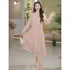 Vestido Largo de Manga Larga con Volantes Color Blanco Crudo con Chaleco de Ganchillo de Encaje Pesado Conjunto de Dos Piezas para Mujer Atuendo de Verano 2025 Moderno