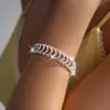 Pulsera Redonda Hueca Incrustada con Diamantes con Diseño Personalizado, Pulsera Exquisita y de Moda, Lujo Ligero, Sensación de Alta Gama, Joyería de Mano Elegante al por Mayor