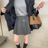 Falda plisada retro de estilo coreano gris con dobladillo ancho para mujer 2026 Otoño Invierno Nueva versión coreana de cintura alta para adelgazar falda corta moderna