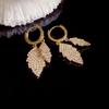 Arete de hoja de diamantes completos diseño de nicho femenino alto sentido estilo celebridad de Internet elegante socialité aretes elegantes de lujo ligero combinan con todo