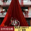 Decoración de Banquete de Bodas con Fondo de Terciopelo Dorado, Cortina Roja, Escena de Boda al Aire Libre en Patio Rural