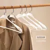 Cabide Espesso para Uso Doméstico, Cabide Antideslizante com Ângulo de Ombro para Terno e Casaco, Varal de Roupas Sem Costura, Cabide de Suporte para Roupas com Ombro Largo