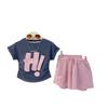 Conjunto Doce para Meninas Verão 2024 Novo Estilo Moda Infantil para Crianças Médias e Grandes Menina Fashion Letra Manga Curta Shorts Conjunto de Duas Peças