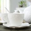 Casal de cerâmica xícara de café e pires terno puro branco estilo europeu relevo chá da tarde xícara de água doméstica colher e pires