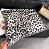 Lenço de Seda Falsa com Estampa de Leopardo Estilo de Rua para Mulheres, Xale de Luxo, Lenço para Pescoço com Proteção Solar, Lenço de Cabeça, Cachecol
