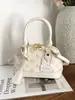 Bolso pequeño nuevo tipo concha con estampado vintage, letras repujadas de moda, bolso de verano para mujer con textura de alta calidad, elegante bolso cruzado para el hombro